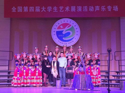 参加第四届大员工艺术展演合影留念